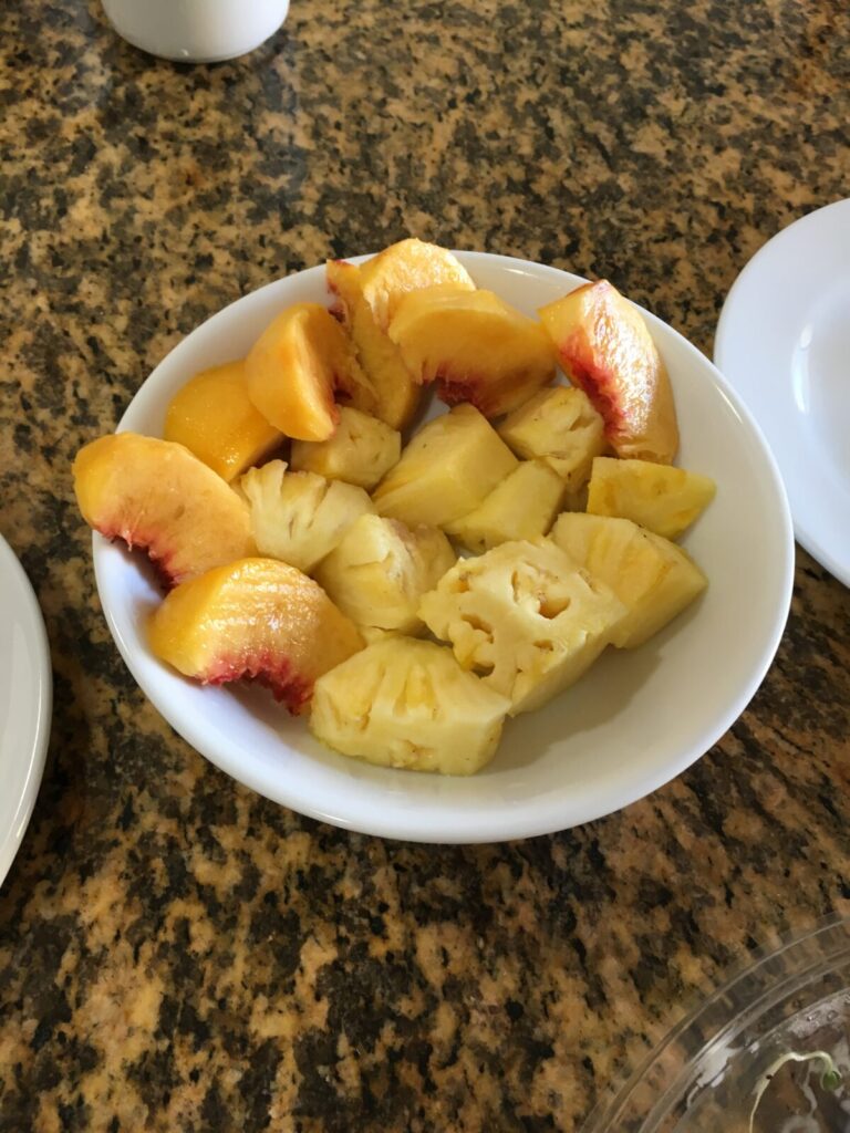 Whole Foodsで購入したMAUI GOLDパイナップルと桃をカットしたところ