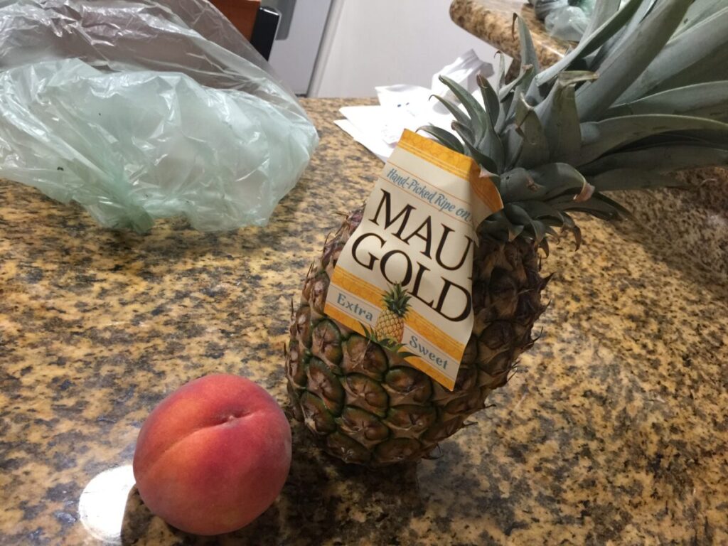 Whole Foodsで購入したMAUI GOLDパイナップルと桃