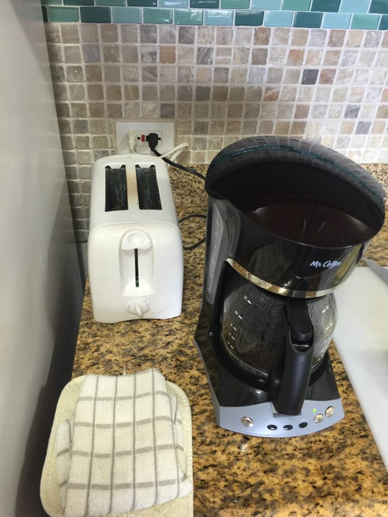 コンドミニアムに備え付けられていたコーヒーメーカーとポップアップトースター